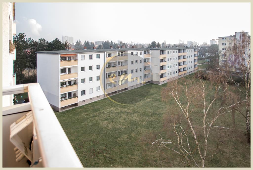 Berlin - Etagenwohnung in Falkenhagener Feld: Balkon mit Blick auf den Gemeinschaftsgarten