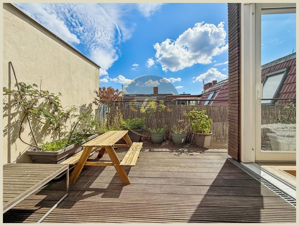 Berlin - Für Sonnenanbeter und Lebemenschen: Lichtdurchflutete Dachgeschosswohnung mit Terrassen und Aufzug